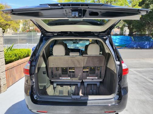 Photo 4 of 10 of 2017 Toyota Sienna L
